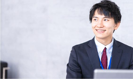 笑顔で対応するビジネスマン
