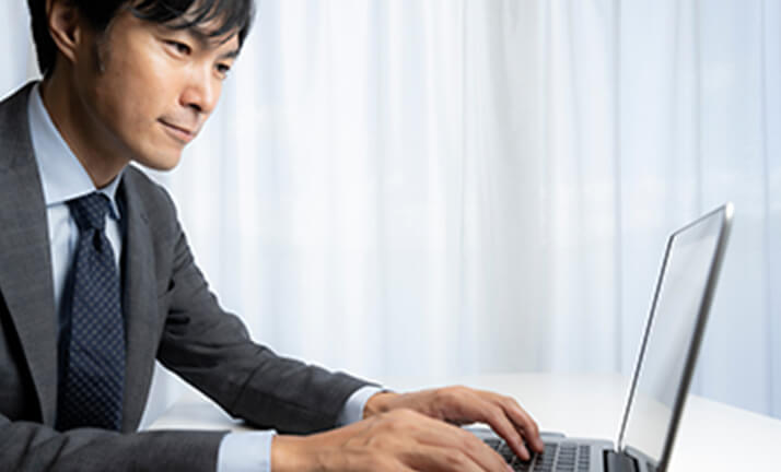パソコンで仕事をする男性